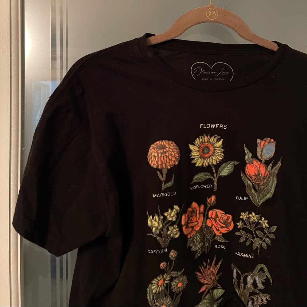 types of flowers graphic cropped tee